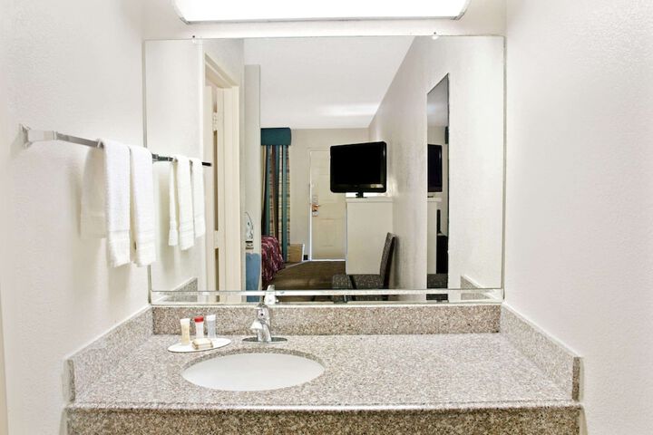 Room 6 of 17