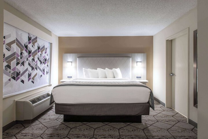 Wingate by Wyndham Charlotte Speedway / Concord