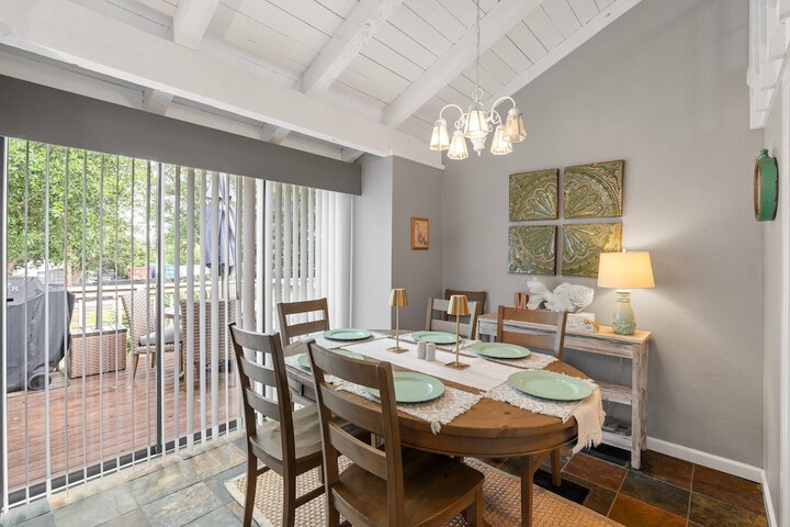 Lakeside Condo Retreat in Horseshoe Bay