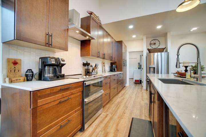 Modern Donnelly Cabin w / Private Hot Tub
