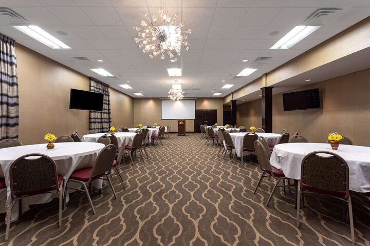 Ballroom/Hall 28 of 31