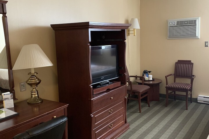 Room 8 of 28