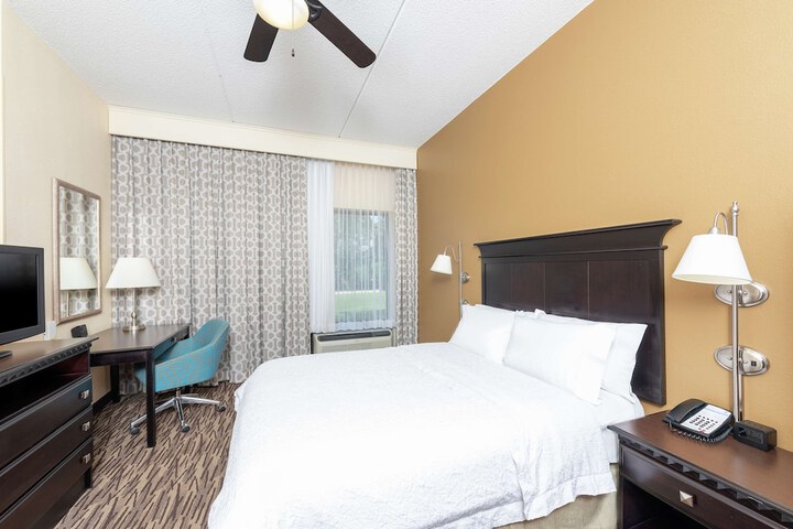 Hampton Inn & Suites Cleveland-Airport / Middleburg Heights