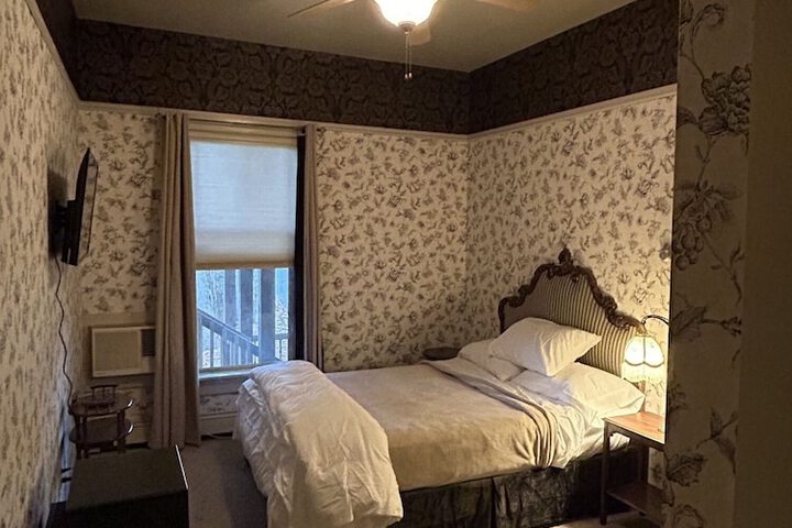 Room 8 of 12