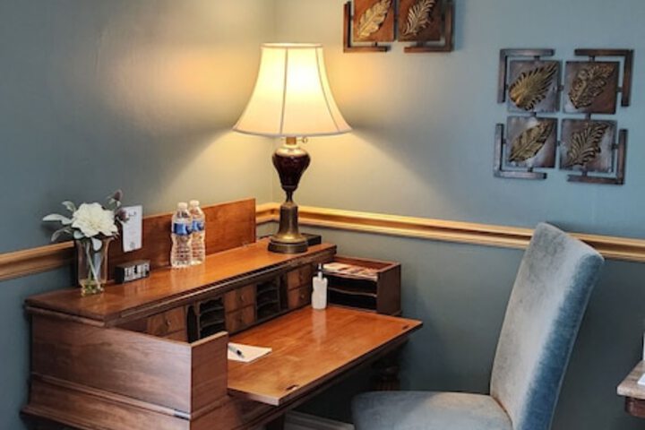 Oaklawn Inn LLC