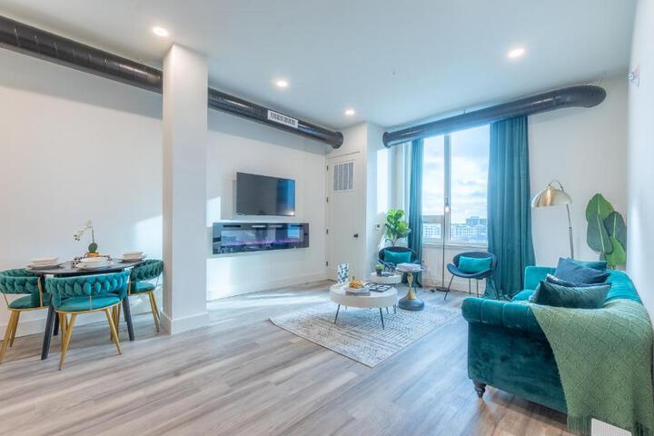 Emerald Escape Free Parking, 2 Bath, Sleeps 8 Near American Dream and The Airport, King Bed and 2 Queen Beds, Washer and Dryer