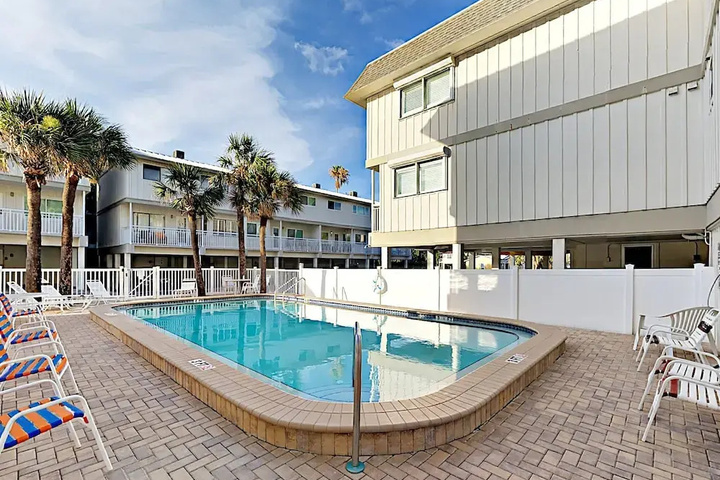 700 Gulf Blvd Townhouse #17 - 2 Br townhouse by RedAwning
