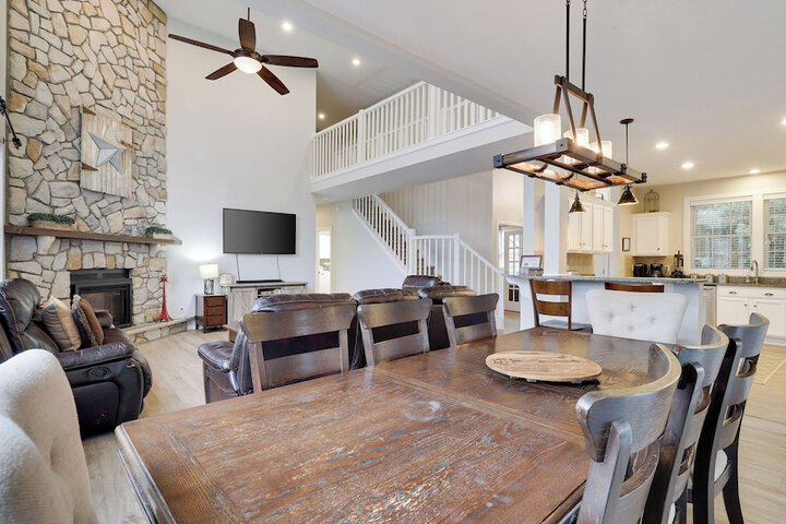 The Nest at Pinecrest by Avantstay Spacious Deck Game Room, Fire Pit