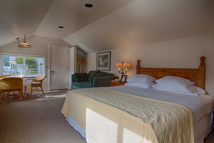The Waves / The Argonauta Inn/The White Heron Lodge