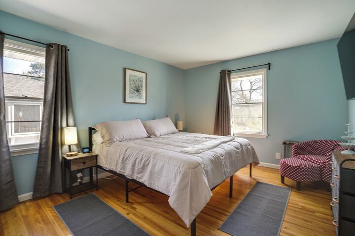 Inviting Minneapolis Vacation Rental w / Game Room!
