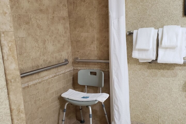 Room 16 of 40