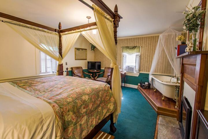 Room 6 of 18