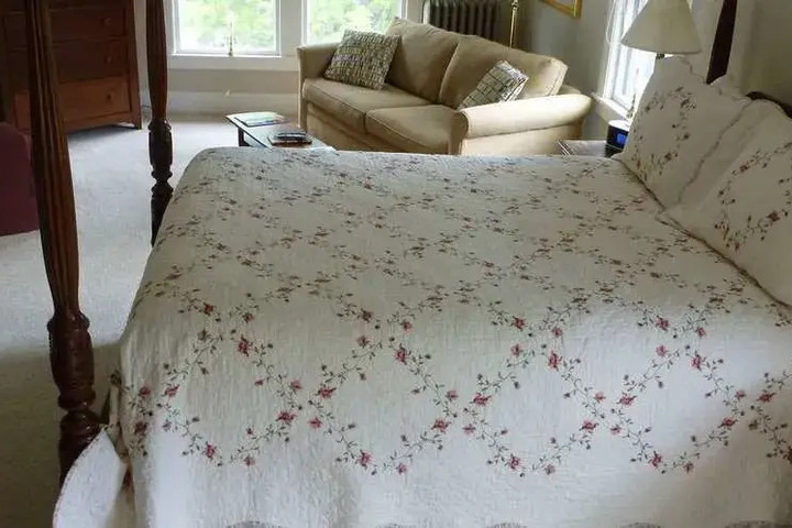THE TRUMBULL HOUSE BED AND BREAKFAST