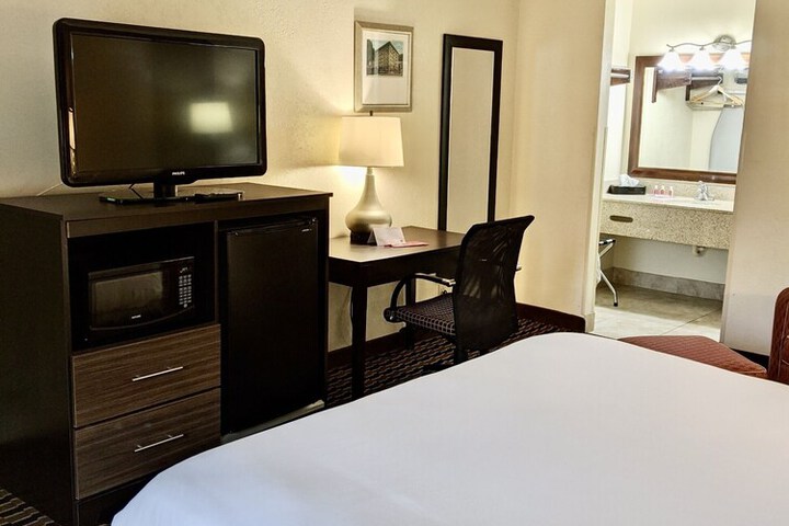 Travelers Inn & Suites Forest City
