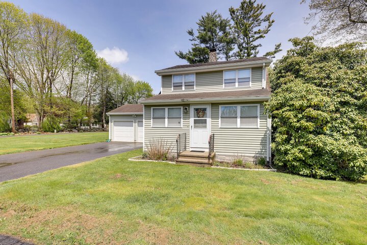 Charming Old Saybrook Home: Half-mi to Sand & Sea!