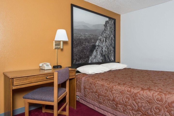 Super 8 by Wyndham Front Royal Near Shenandoah National Park