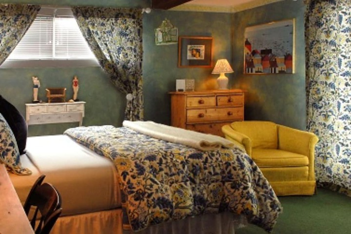 Room 121 of 148