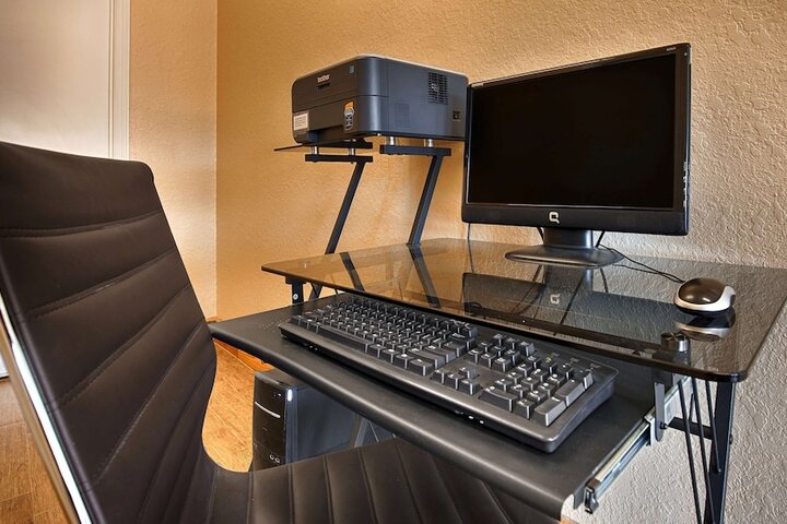 Business Center 18 of 19