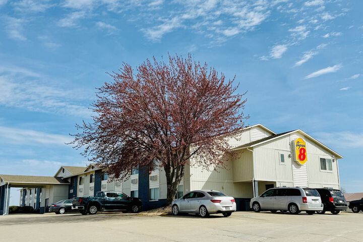 Super 8 by Wyndham Smithville / Kansas City