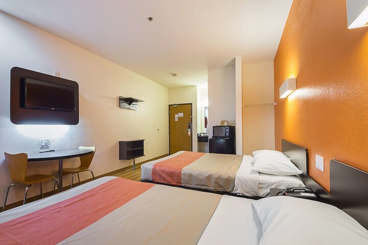 Room 11 of 25
