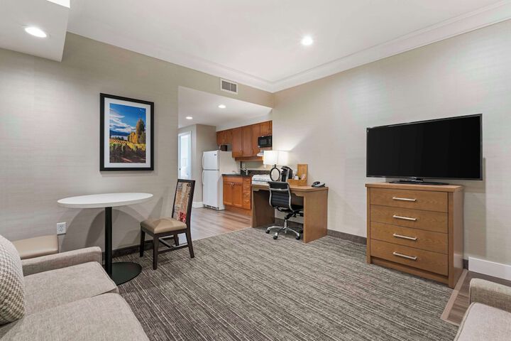 Best Western Plus Kelowna Hotel & Suites
