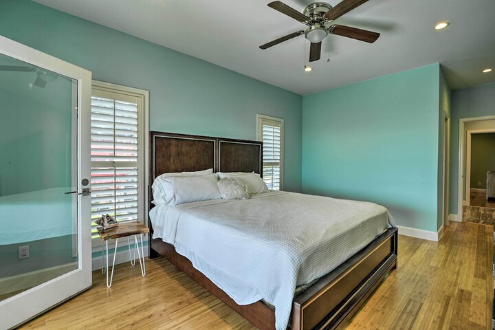 Luxurious Waterfront Home w / Private Pier & Views!