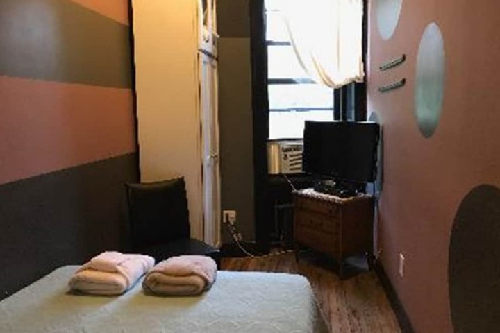Room 25 of 39