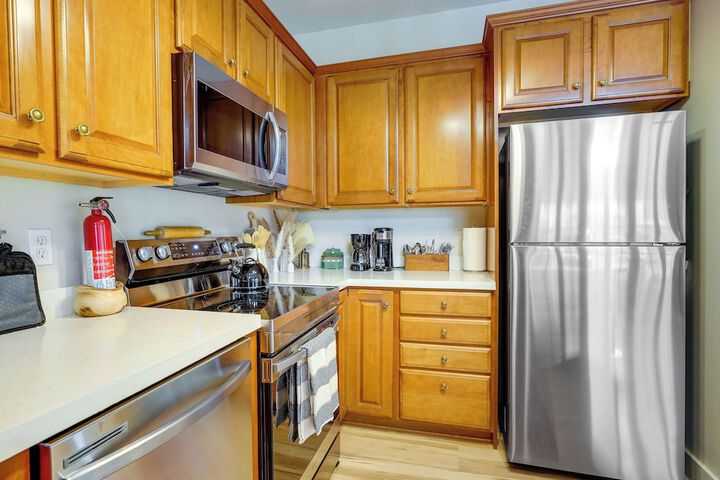 Charming Granville Home w / Porch - Walk Downtown!