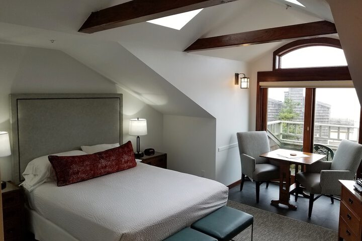 The Waves / The Argonauta Inn/The White Heron Lodge