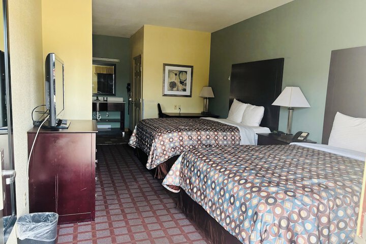 Pearsall Inn & Suites