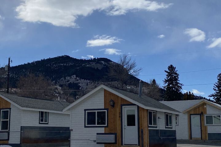 Lamplighter Cabins & Suites