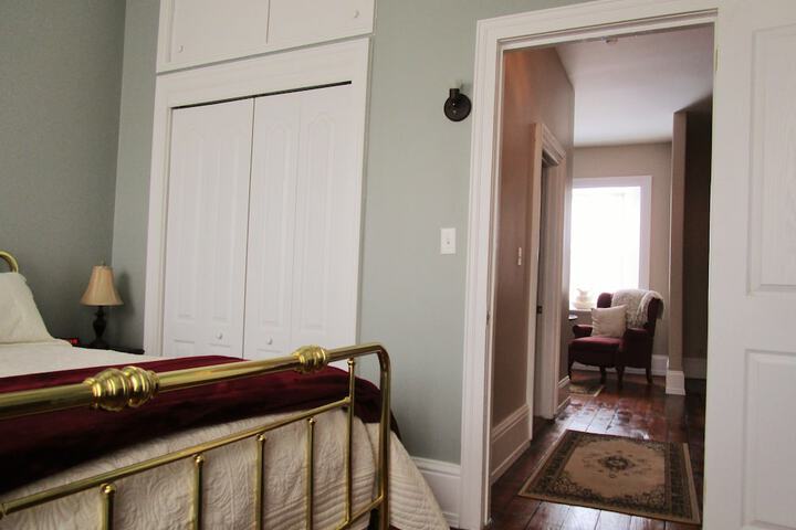 Sir Isaac Brock B & B Luxury Suites