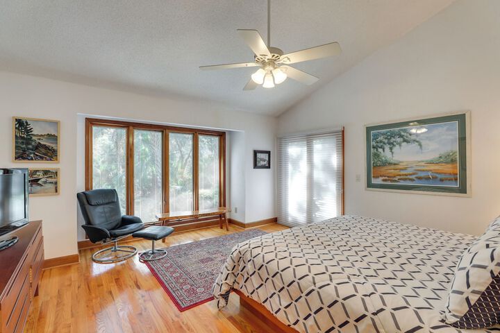 Spacious Kiawah Island Home w / Deck Walk to Beach