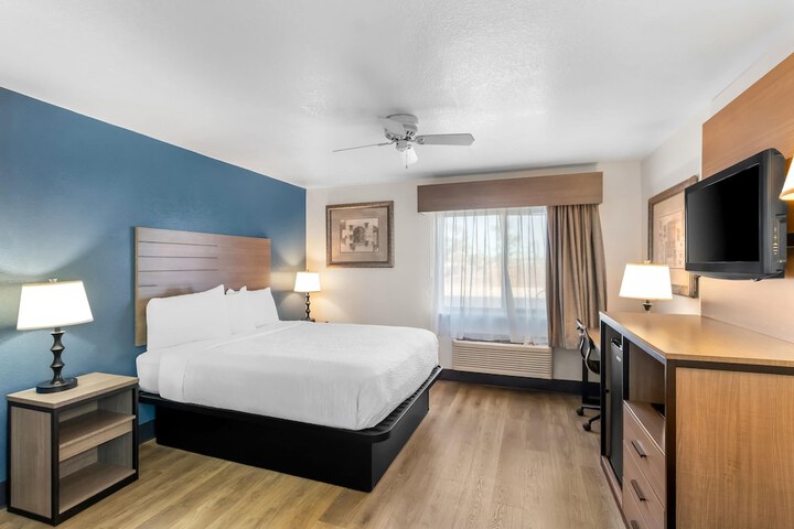 Baymont by Wyndham Arlington at Six Flags Dr