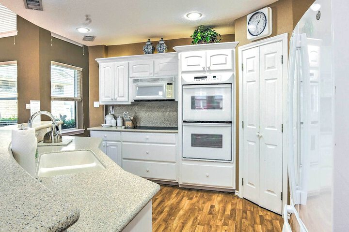 Beautiful Montgomery Home w / Lakefront Deck!