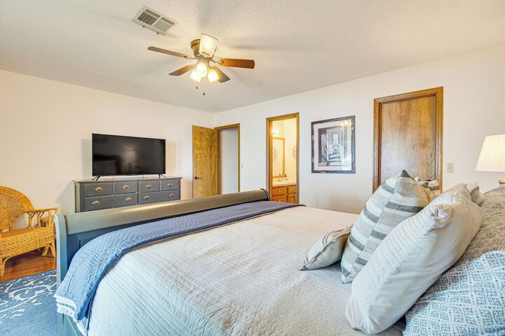 Grand Lake Views + Fire Pit: Monkey Island Home!