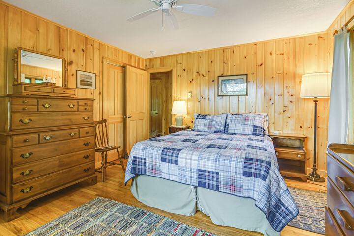 Lakefront Escape w / Deck & Kayaks in Lovell!