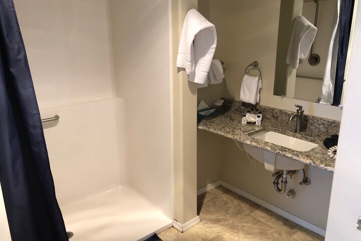 Room 28 of 77
