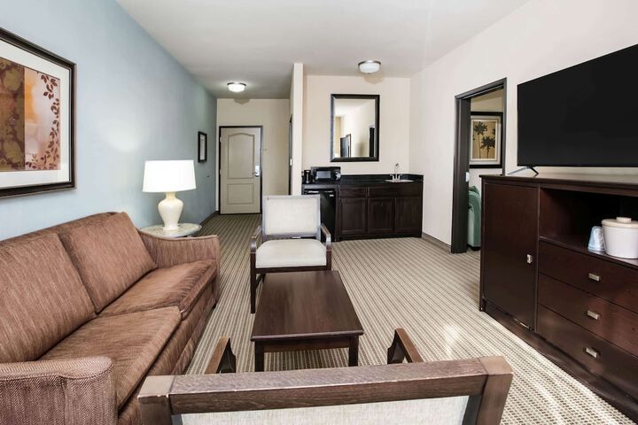 La Quinta Inn & Suites by Wyndham DFW Airport West - Euless