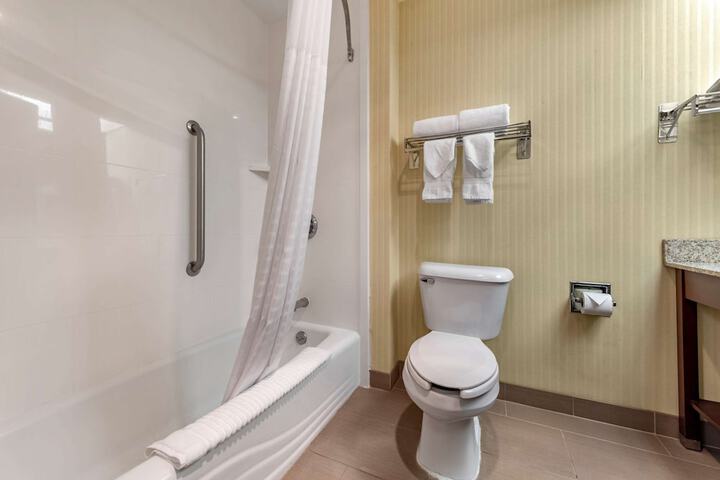 Comfort Inn & Suites Warsaw near US-30