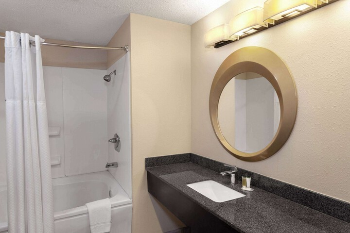 Super 8 by Wyndham Copley Akron
