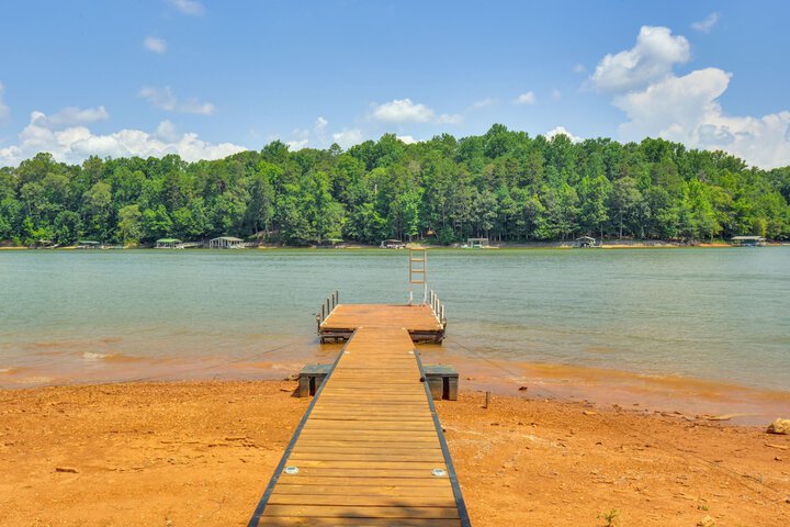 Pet-friendly Lavonia Cabin Walk to Lake Hartwell!