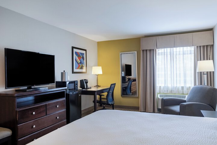 Holiday Inn Express & Suites Chicago-Libertyville by IHG