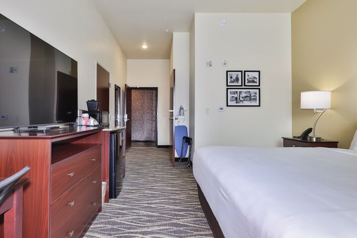 Cobblestone Hotel & Suites - Waukesha / West Milwaukee