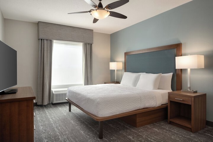 Homewood Suites by Hilton Fort Myers Airport / FGCU