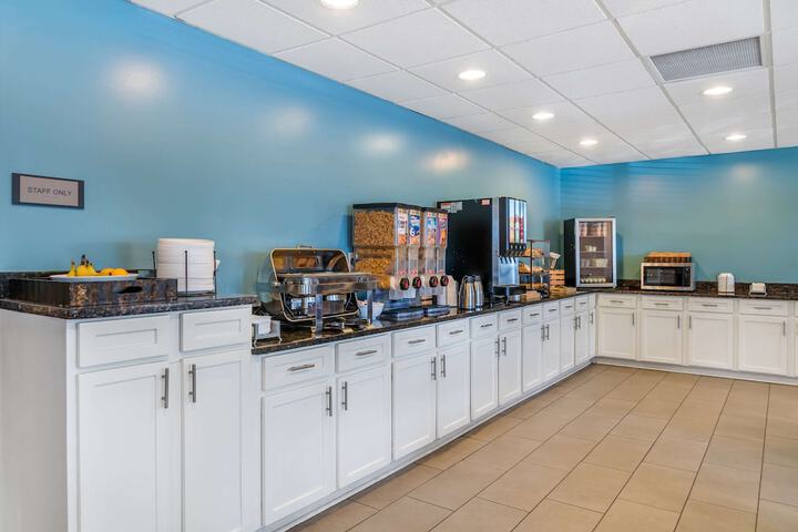 Country Inn & Suites by Radisson Rossford - Toledo South
