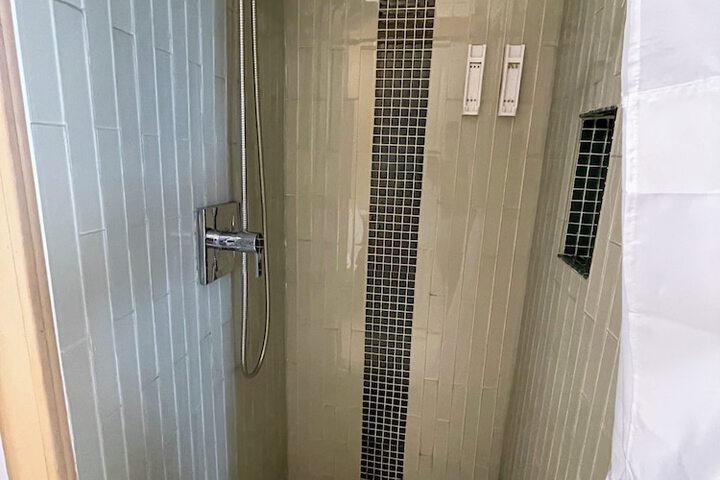 Room 32 of 100