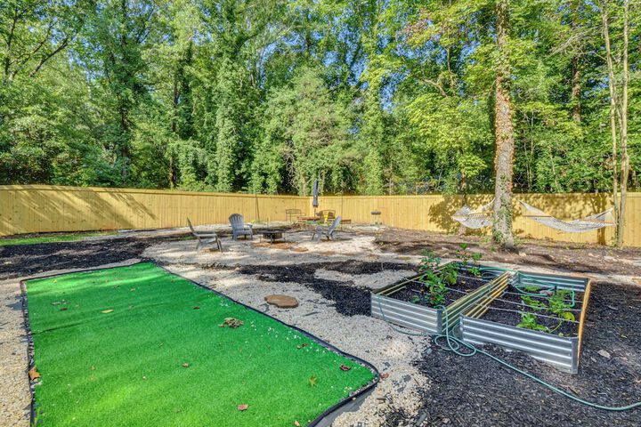 Pet-friendly Lavonia Cabin Walk to Lake Hartwell!