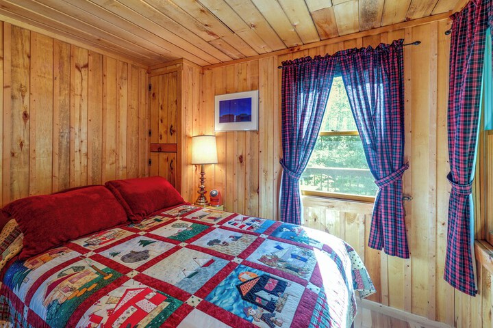 Waterfront Maine Vacation Rental w / Private Dock