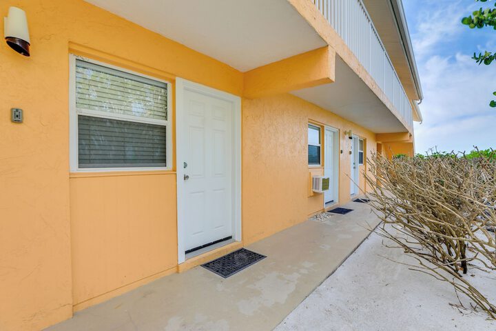 Sunlit Longboat Key Escape w / Private Resort Beach
